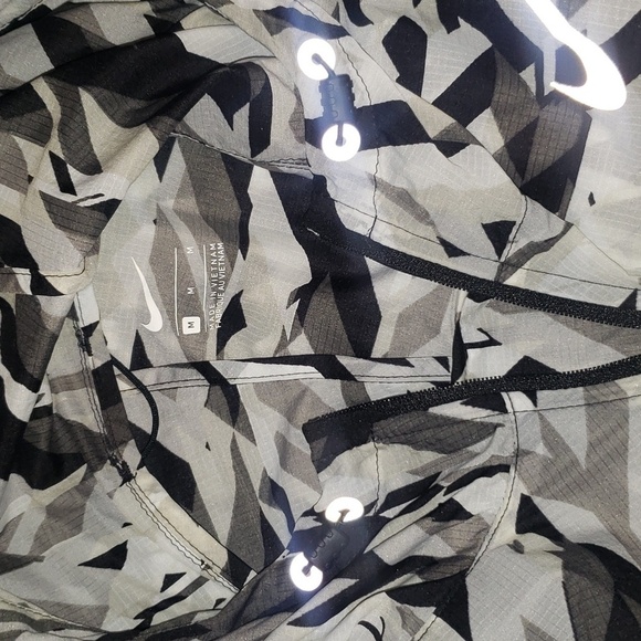 Nike Women's Impossibly Light Print Packable Running Jacket - Picture 11 of 11